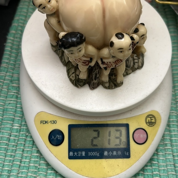 🖤Artisan Signed Vtg Chinese Resin 2.75” Figurine 6 Kids Holding Longevity Peach - Picture 13 of 13